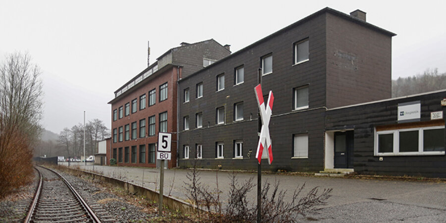 In dem ehemaligen Hauptgebäude des Lagers sollen das zentrale Archiv und die Historische Bibliothek des Kirchenkreises untergebracht werden. Foto: Anna Schwartz