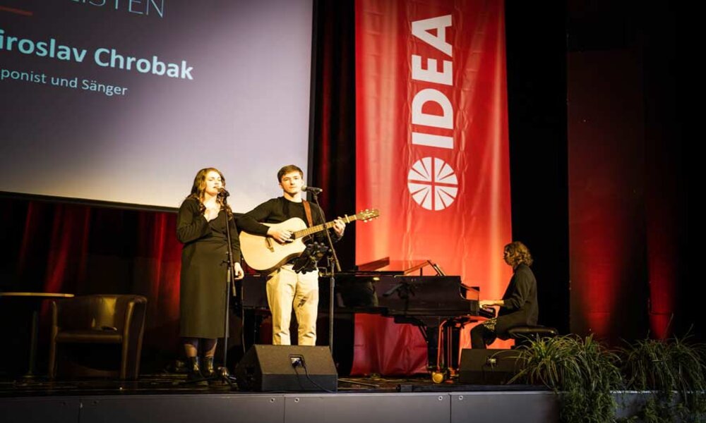 Die musikalische Anbetung leiteten Jeanette und Miroslav Chrobak an. Foto: IDEA/Matthias Schmitt