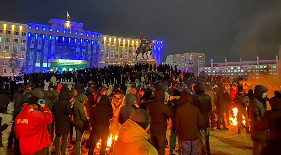 Demonstranten auf dem zentralen Platz der Stadt Aktobe. Foto: Wiki Commons