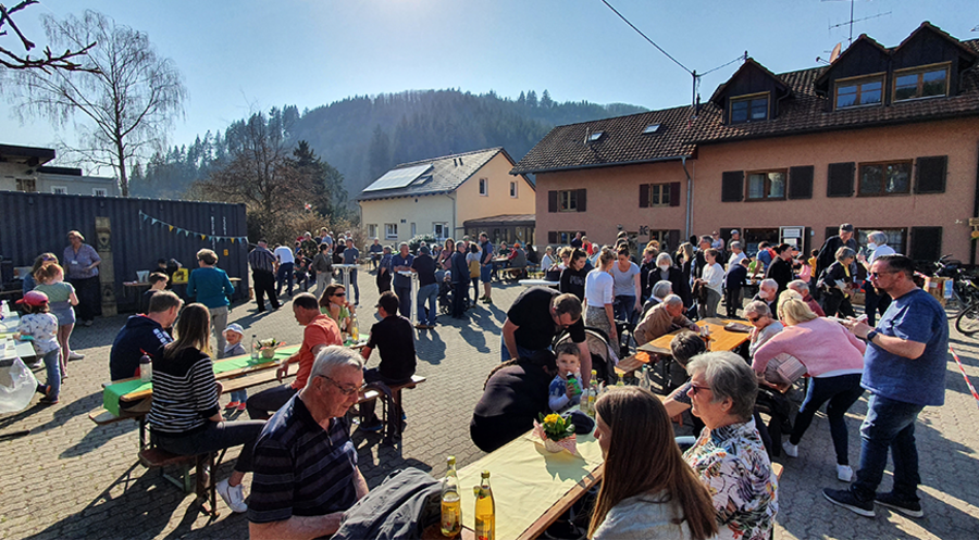 Generationenübergreifendes Beisammensein auf dem Gelände der evangelischen Kirche Langenau. Foto: Diakonissen-Mutterhaus St. Chrischona/Armin Graf