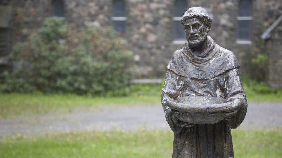 Diese Statue des Heiligen Franziskus von Assisi steht vor der „Gloria Dei Episcopal Church“ in Palenville (US-Bundesstaat New York): Er hält eine Schüssel in der Hand, auf der ein Vogel sitzt. Franziskus gilt auch als Schutzpatron der Tiere. 