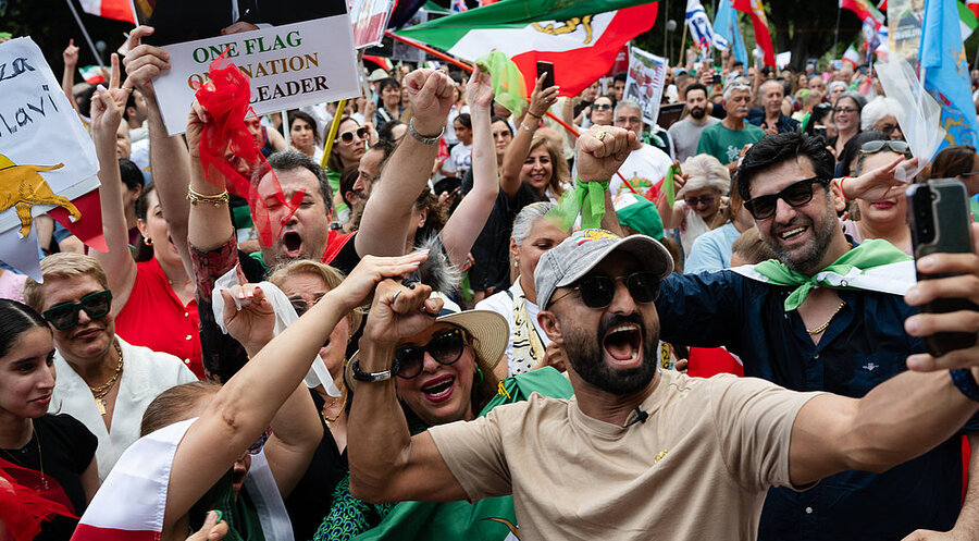 Exiliraner und andere Demonstranten in Sydney jubeln am 1. März nach dem Beginn der Angriffe auf den Iran und den Tod Ayatollah Khameneis. Foto: IMAGO / AAP 