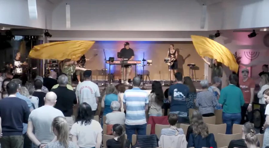 Rund 750 Christen aus unterschiedlichen Gemeinden und Konfessionen haben sich an der Pfingstkonferenz mit dem Motto „Warten“ beteiligt – 250 vor Ort. Foto: Campfire