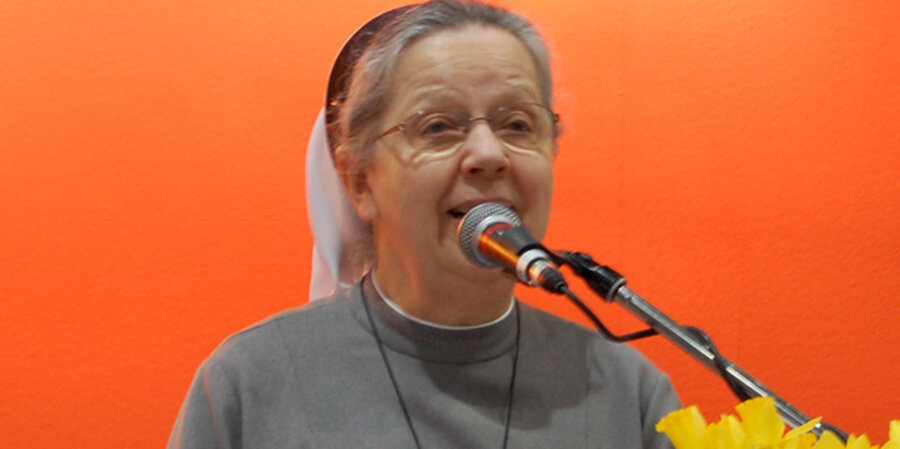 Schwester Bärbel Quarg von der Christusbruderschaft Selbitz in einem Gottesdienst für Aussteller und Journalisten auf der Leipziger Buchmesse. Foto: idea/Pankau