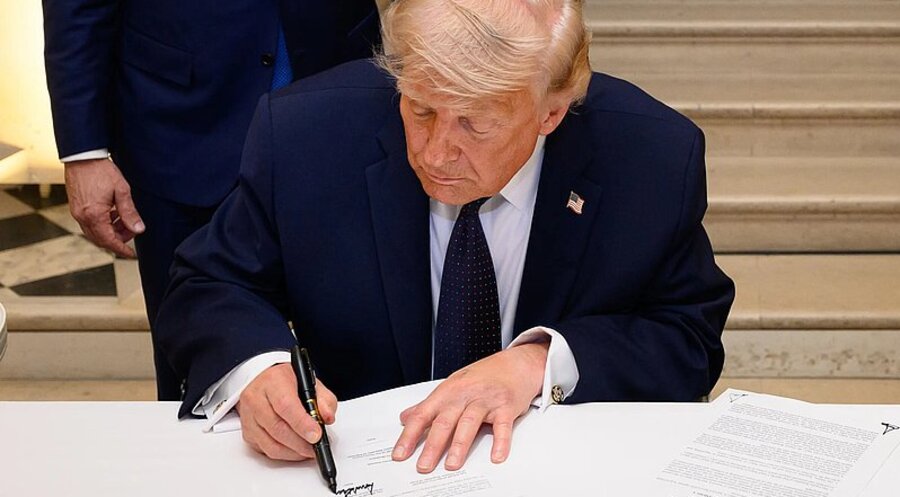 US-Präsident Donald Trump bei der Unterzeichnung des „Iran-Deals“ in Versailles. picture alliance / ZUMAPRESS.com | Daniel Torok/White House