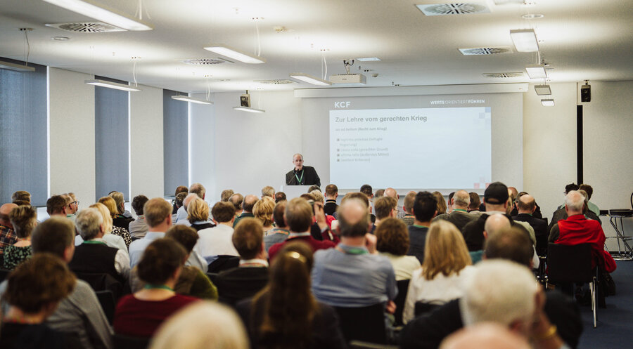 Matthias Clausen hielt auf dem KCF einen Vortrag zum Thema „Krisen, Krieg und Chaos – Wie lässt sich Glaube da noch begründen?“. Foto: IDEA/Matthias Schmitt