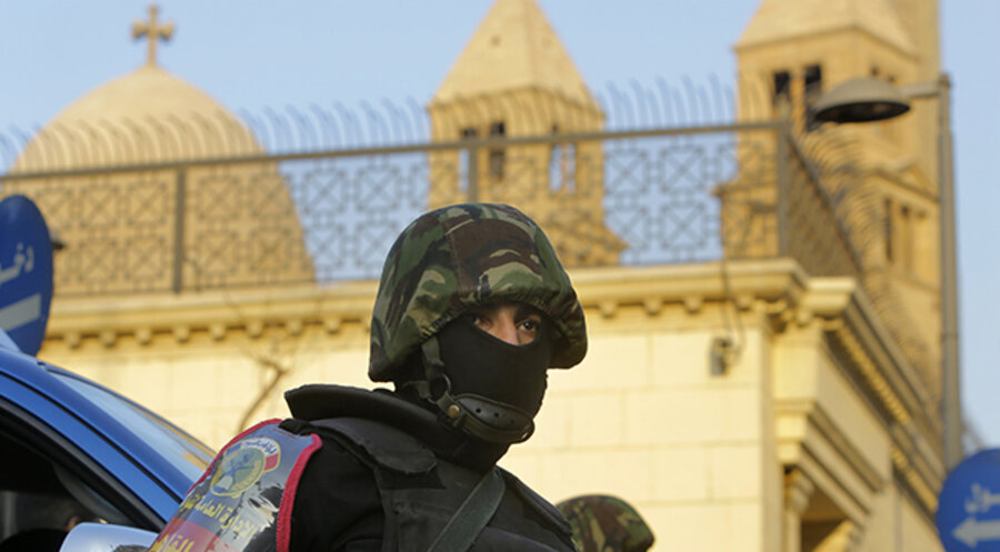 Ein Polizist hält Wache vor einer koptischen Kirche in Ägypten. Foto: picture alliance / AP Photo | Amr Nabil