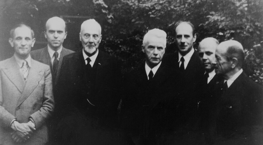 Die Ratsmitglieder bei der Gruendungskonferenz  des Rates der Evangelischen Kirche (EKD) 1945 in Treysa. Foto: picture-alliance / akg-images / H. W. Stewart-Hephata
