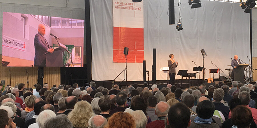 Der Bestsellerautor und Fernsehmoderator Peter Hahne spricht vor 3.200 Besuchern in Glauchau. Foto: idea/Pankau