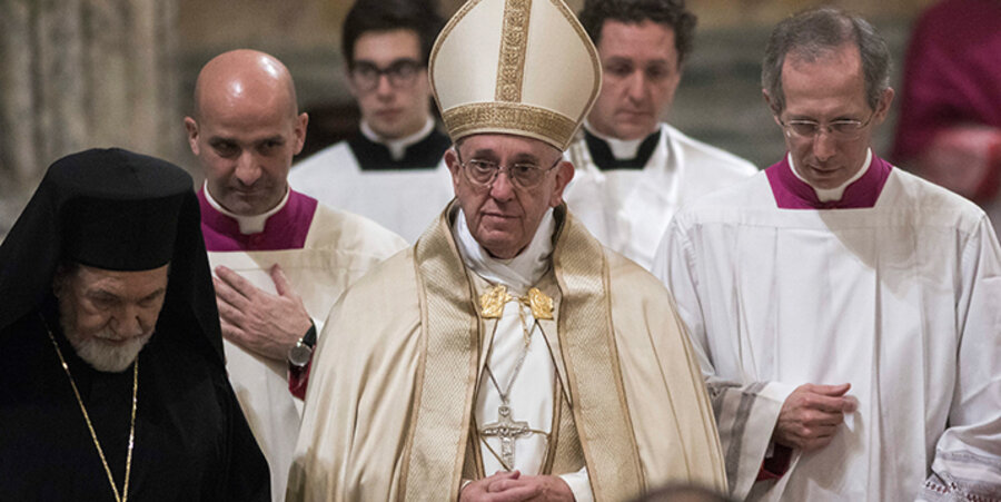 Papst Franziskus beim Abendgebet in der Kirche Sankt Paul vor der Mauer. Foto: picture-alliance/NurPhoto