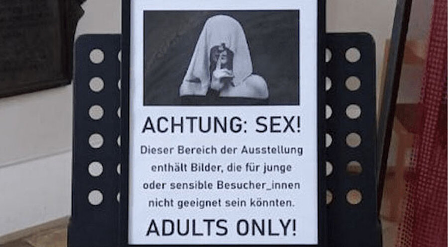 Auf einer der Collagen dort war zu lesen: „Ficken für den Frieden.“ Gezeigt wurden mehrere nackte junge Männer, zwei von ihnen beim Geschlechtsverkehr. Foto: Privat