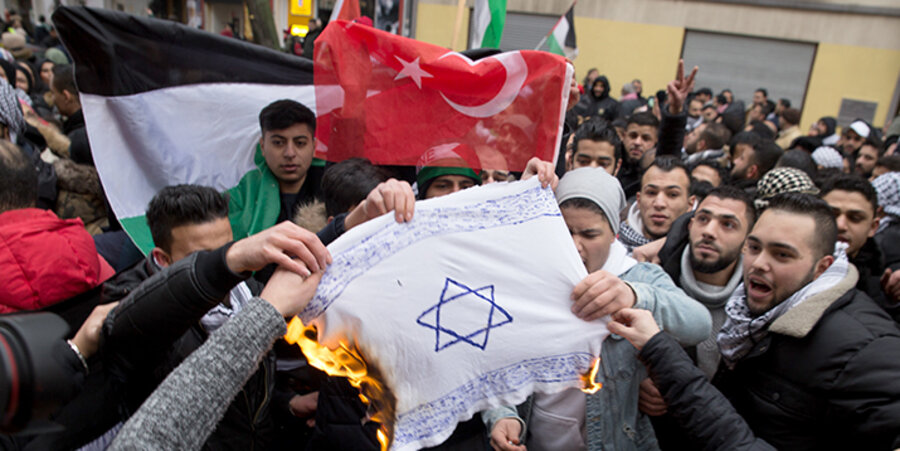 Bei den propalästinensischen Demonstrationen in Berlin verbrannten Teilnehmer israelische Fahnen. Foto: picture-alliance/Jüdisches Forum für Demokratie und gegen Antisemitismus e.V./dpa