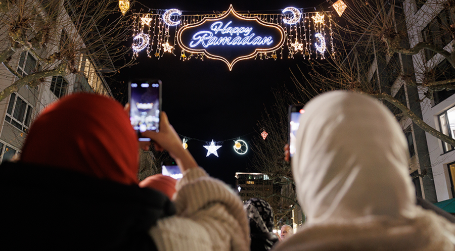 Frankfurt: Festliche Ramadan-Beleuchtung über der Einkaufsstraße „Freßgass“. Foto: picture alliance/dpa/Lando Hass
