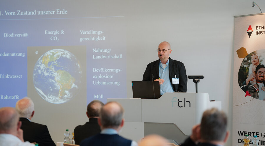 Der Biophysiker und Leiter des Instituts für Glaube und Wissenschaft, Alexander Fink. Foto: FTH