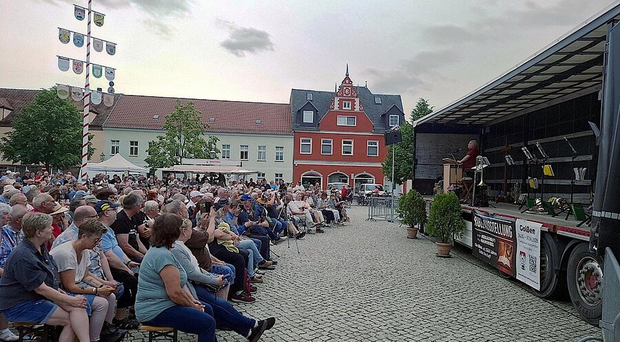Rund 1.000 Besucher kamen zur Veranstaltung auf den Marktplatz der Kleinstadt. Foto: DMG