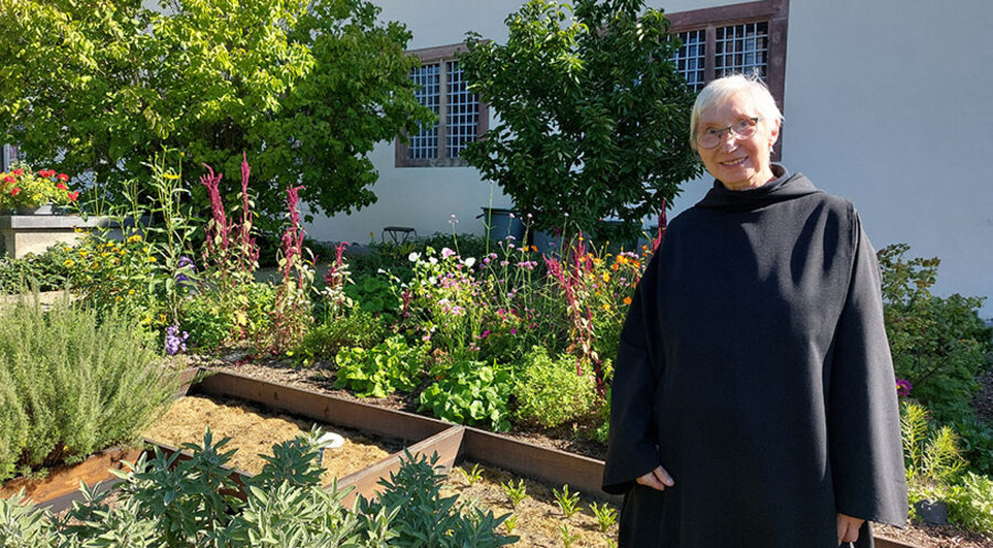 Schwester Christa mit ihren Heilpflanzen im Klostergarten. Foto: IDEA/Julia Bernhard