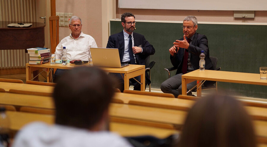 Sie sprachen auf dem Studientag der Evangelisch-Theologischen Fakultät in Tübingen (v.l.): Rainer Riesner, Moderator Lucas Ogden und Jens Schröter. Foto: IDEA/Valentin Schmid