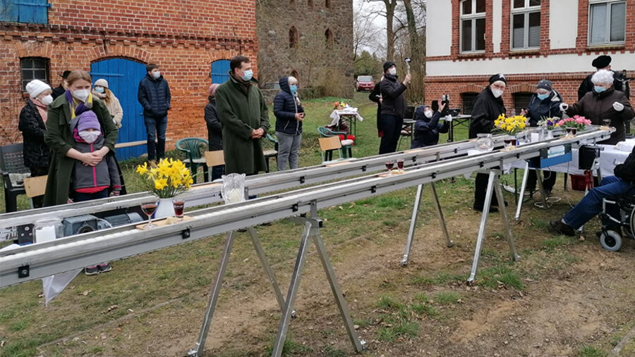 Die Freiwilligen legen letzte Hand an das Förderband mit Brot und Wein an. Foto: Helmut Kautz