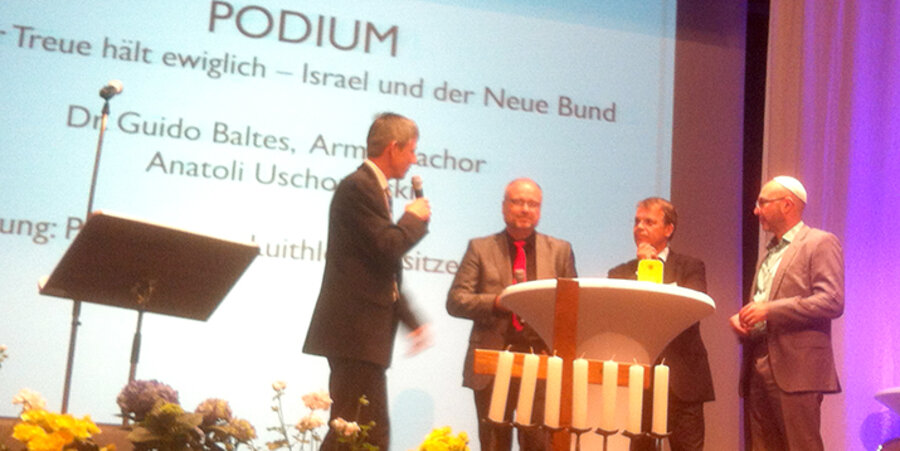 Beim 45. Jahresfest des Evangeliumsdienstes für Israel (EDI) am 25. Juni in Leinfelden bei Stuttgart riefen die Redner zum Gebet für Juden auf. Foto: idea/Grasse