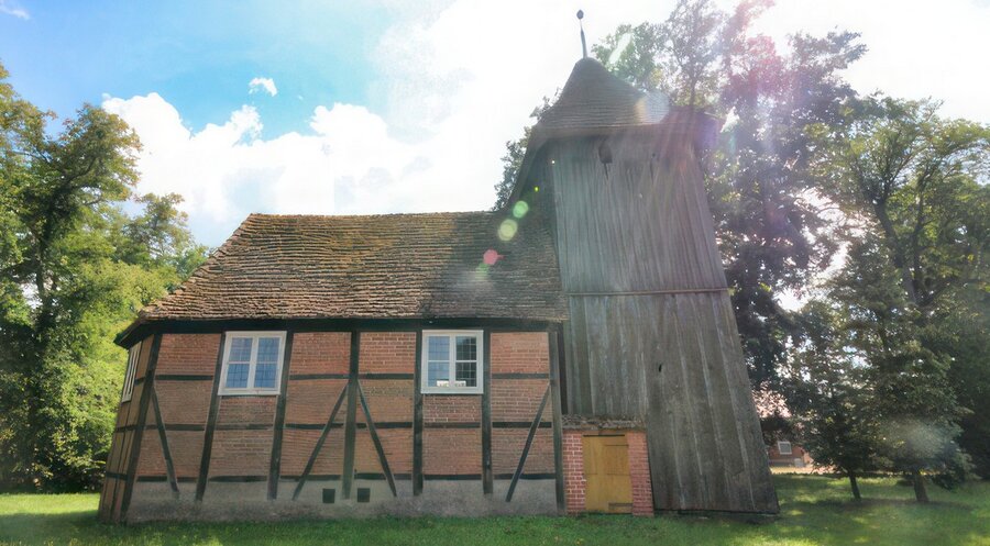 Die Fachwerkkirche im mecklenburgischen Karrenzin. Foto: Stiftung KiBa
