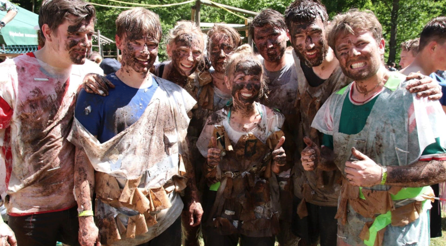Den Abschluss der dreitägigen Veranstaltung bildete ein Sponsorenlauf über einen Hindernisparcours durch Wasser, Sand und Matsch. Foto: Jochen Lengler