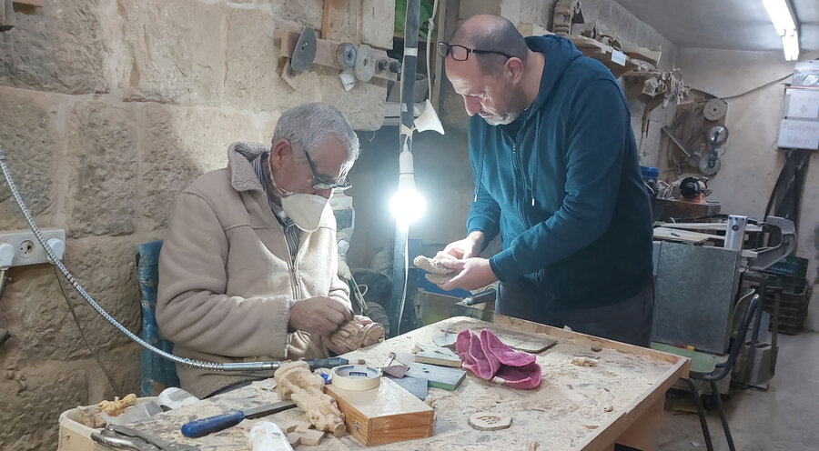 In der Werkstatt von Jack Giacaman werden Figuren und Schmuck aus Olivenholz angefertigt. Foto: IDEA/Julia Bernhard