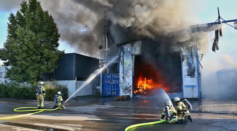 Die Feuerwehr löscht Silos auf dem Gelände der Baustoff-Firma Paul Link in Korntal-Münchingen. Foto: picture alliance/dpa/KS-Images | Andreas Rometsch