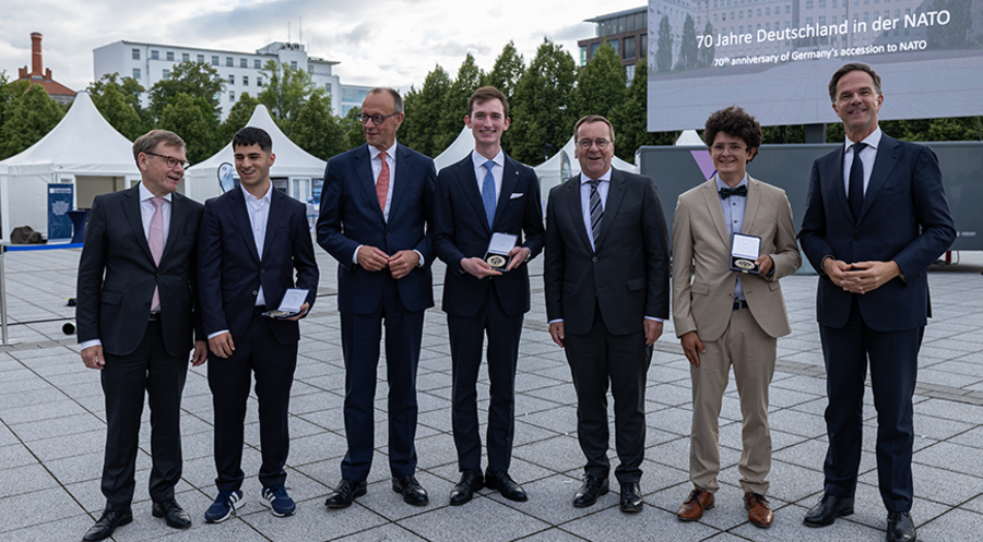 Malte Lauterbach (2.v.r.) inmitten höchster Polit-Prominenz mit Außenminister Johann Wadephul, Kanzler Friedrich Merz, Verteidigungsminister Boris Pistorius und NATO-Generalsekretär Mark Rutte. Foto: BMVG.de