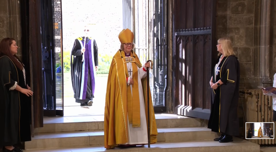 Sarah Mullally betritt für ihre Amtseinführung die Kathedrale von Canterbury. Screenshot: Youtube/The Church of England