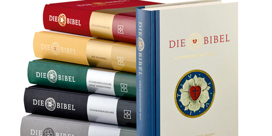Die revidierte Lutherbibel, die im Oktober 2016 erschienen ist und von der bis Anfang August 432.000 Exemplare verkauft wurden. Foto: Deutsche Bibelgesellschaft, Stuttgart