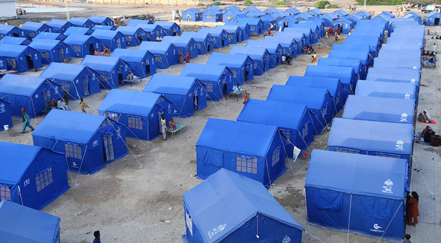 Fast 634.000 Menschen in Pakistan leben in provisorischen Camps, wie hier in der Provinz Sindh im Süden des Landes. Foto: picture alliance / AA | Jan Ali Laghari