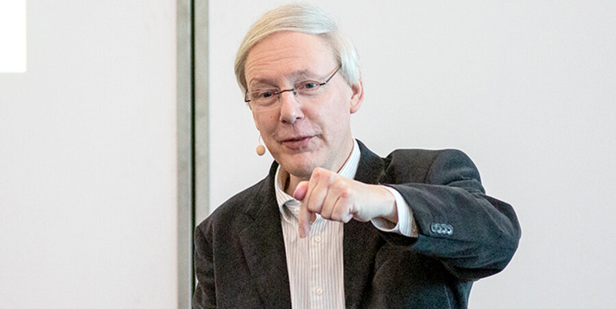 Der Physiker Prof. Thomas Schimmel bei seinem Vortrag auf der JuMiKo. Foto: nxtwphotos/Andreas Stein