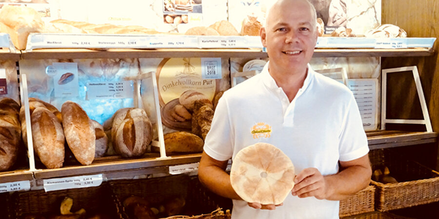 Der Bäckermeister Matthias Schwehr mit seiner „Projektarbeit“, dem Abendmahlsbrot. Foto: Privat