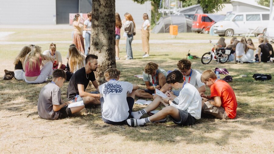 Jeden Morgen trafen sich die Teenager in Kleingruppen, um das Tagesthema zu vertiefen, sich auszutauschen und in der Bibel zu lesen. 