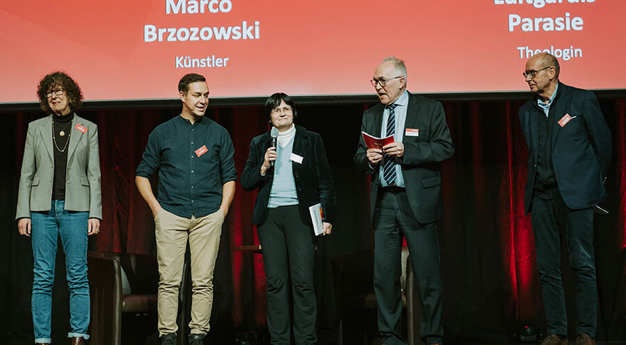 v.l.: Pfarrerin Luitgardis Parasie, Fassadenkünstler Marco Brzozowski,  Christine Lieberknecht, Martin Scheuermann und Manager und Journalist Michael J. Inacker. Foto: IDEA/senses-matthiasschmitt.de