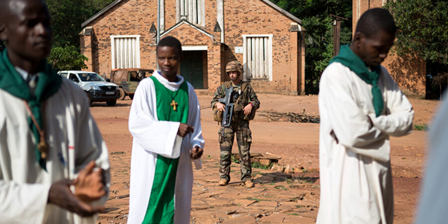 Ein französischer Soldat beschützt Christen, nachdem Seleka-Milizen 2014 eine Kirche angegriffen hatten. Foto: picture-alliance/dpa