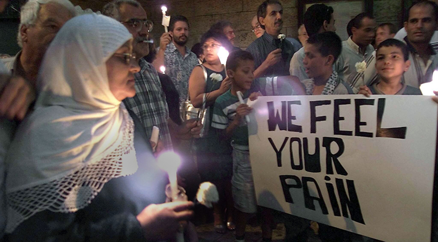 Christen und Moslems zünden am 14.9.2001 vor der US-Botschaft in Jerusalem Kerzen an, um der über 5000 Todesopfer der Terror-Anschläge in den USA zu gedenken. 