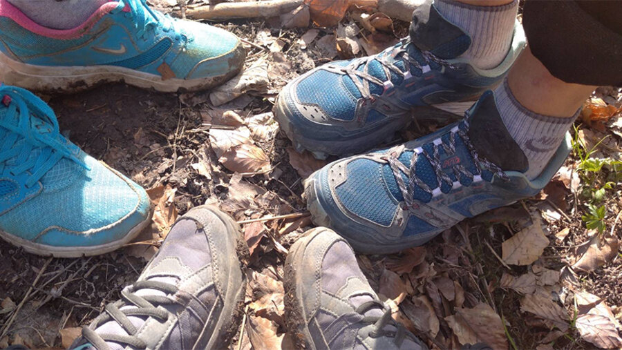 Drei Läufer fotografierten ihre Schuhe, nachdem sie insgesamt 85 Kilometer gelaufen waren. Foto: OM