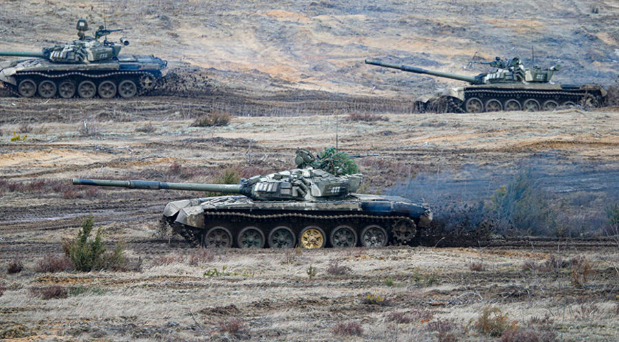 Panzer bewegten sich während Militärübungen in Belarus auf dem Obuz-Lesnovsky-Trainingsgelände am 19. Februar. Foto: picture alliance / ASSOCIATED PRESS | Alexander Zemlianichenko Jr
