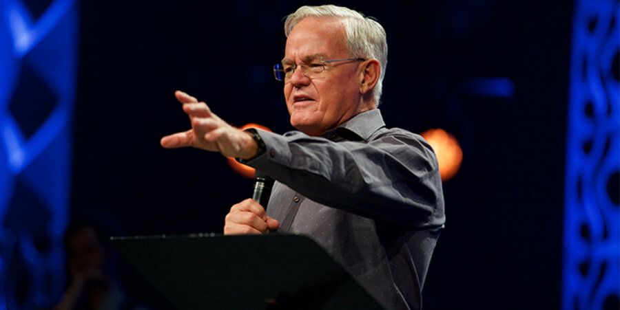 Der Gründer der Willow-Creek-Gemeinde in South Barrington, Bill Hybels, sprach vor rund 10.000 Teilnehmern des Leitungskongresses in Dortmund. Foto: Marc Gilgen/Willow Creek