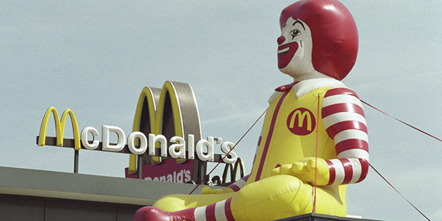 Die Werbefigur Ronald McDonald der US-Schnellrestaurantkette McDonald’s wurde für ein Kunstprojekt an an ein Kreuz gehängt. Foto: picture-alliance/Ulrich Baumgarten