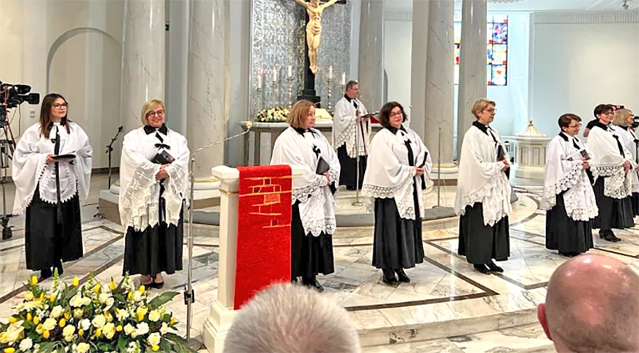 Am 7. Mai wurden neun Theologinnen in der Warschauer Heilig-Geist-Kirche ordiniert. Foto: EKHN/Detlev Knoche