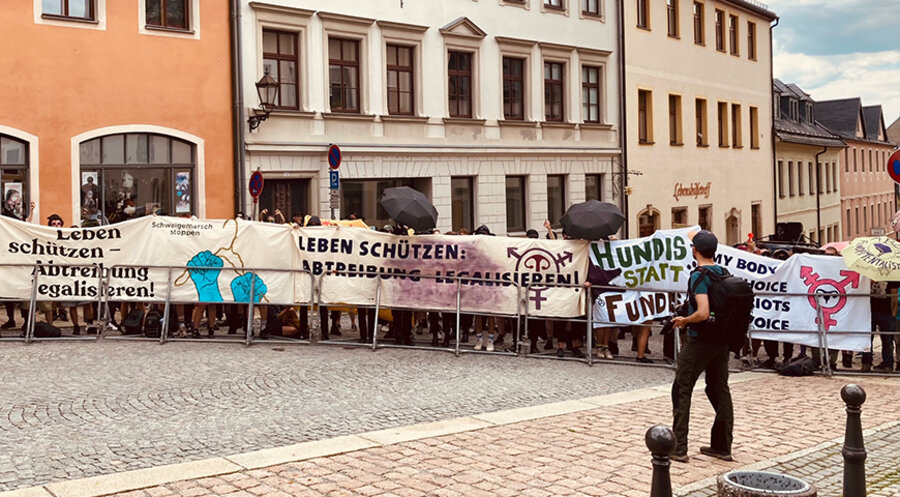 Bei Demonstrationen für das Leben kommt es auch immer wieder zu Gegendemonstrationen, wie beispielsweise in Annaberg Buchholz. Foto: IDEA/Thomas Richter