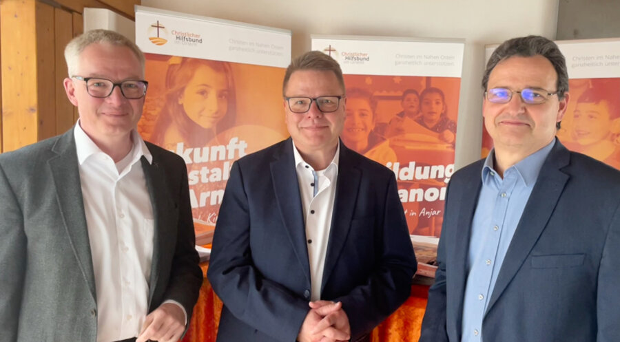 v. l.: Der Vorsitzende des Hilfsbundes, Pfarrer Daniel Geiss mit Christof Lenzen und Andreas Baumann. Foto: Christlicher Hilfsbund im Orient