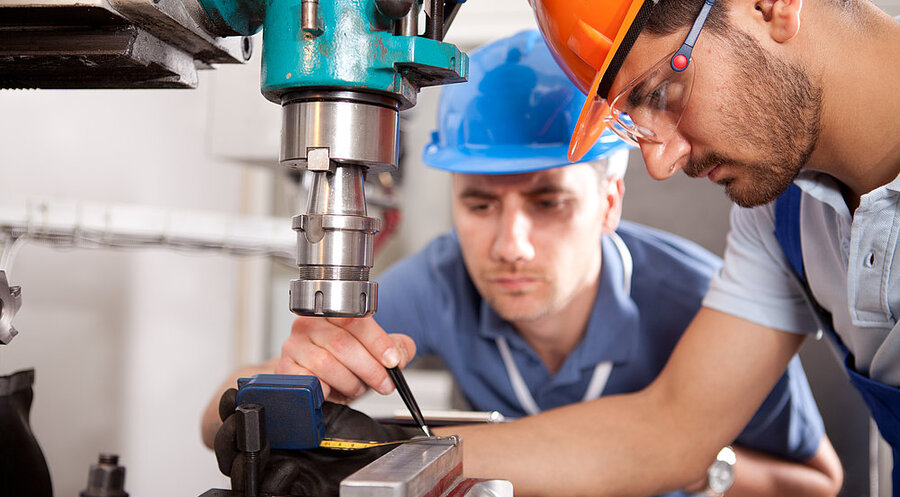 Hoch konzentriert: Industriearbeiter an einer Maschine Symbolfoto: iStock/fatihhoca