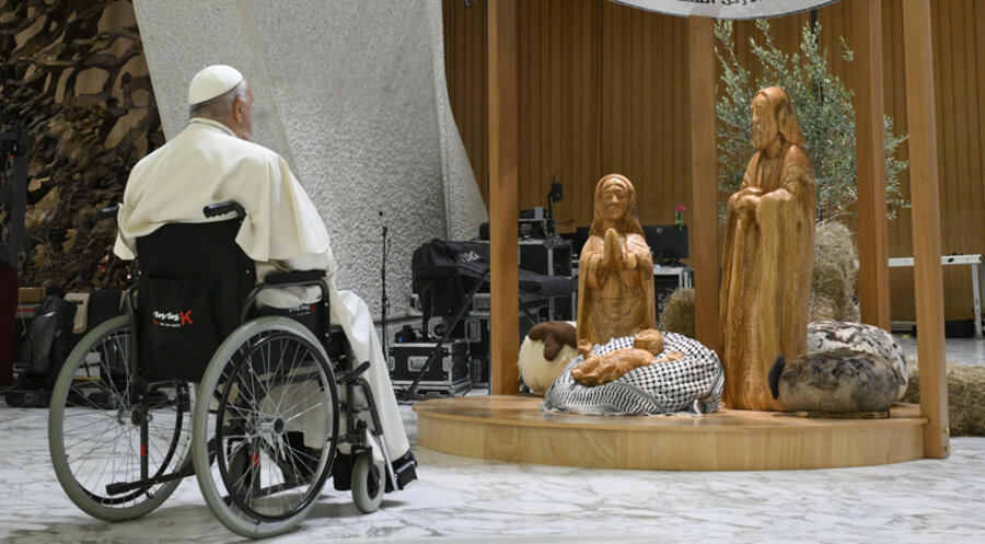 Papst Franziskus mit der umstrittenen Krippe im Vatikan. Foto: picture alliance / ipa-agency | VATICAN MEDIA
