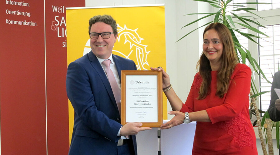 Der Vorstandsvorsitzende der HMK, Stefan Weber, nahm den Preis von der Referentin für Religionsfreiheit bei der IGFM, Michaela Koller, entgegen. Foto: IDEA/Christian Starke