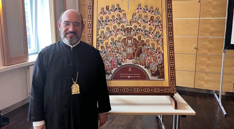 Der griechisch-orthodoxe Bischof Emmanuel von Christoupolis mit der Ikone der Konzilsväter bei  Allianzkonferenz in Bad Blankenburg. Foto: IDEA/Daniela Städter