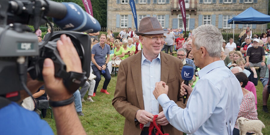 Der Leiter der „Gutshof Akademie“, Rainer Wälde (links) wird von einem Reporter des Hessischen Rundfunks interviewt. Foto: Thomas Bröker