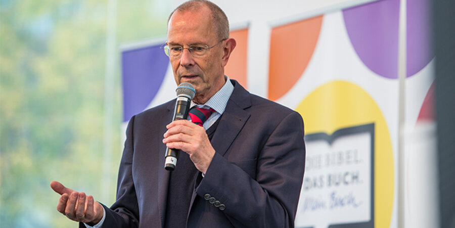 Prof. Christoph Kähler, Vorsitzender des Lenkungsausschusses der Revision, bei der Premiere der Lutherbibel 2017 auf der Frankfurter Buchmesse. Foto: Deutsche Bibelgesellschaft, Stuttgart 